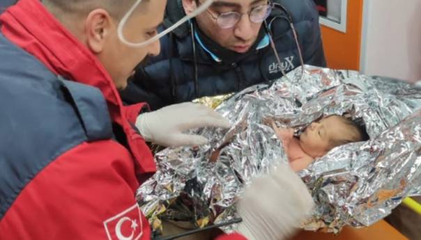 Majka i dječak star 10 dana spašeni iz ruševina nakon 90 sati