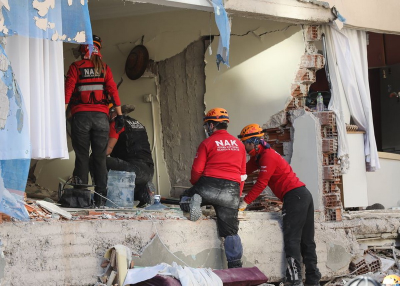 Majka i troje djece izvučeni iz ruševina u Izmiru poslije 18 sati