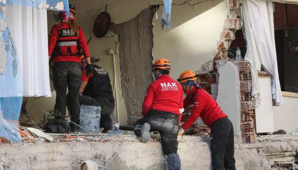 Majka i troje djece izvučeni iz ruševina u Izmiru poslije 18 sati
