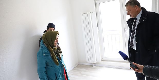 Majka sa sinom invalidom spavala u parku, danas smještena u stan