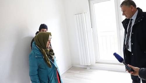 Majka sa sinom invalidom spavala u parku, danas smještena u stan