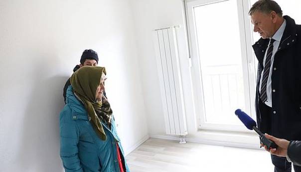 Majka sa sinom invalidom spavala u parku, danas smještena u stan