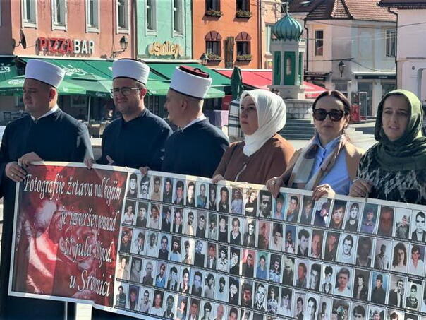 Majke Srebrenice i Podrinja s Trga slobode u Tuzli upozorile na spor proces ekshumacija