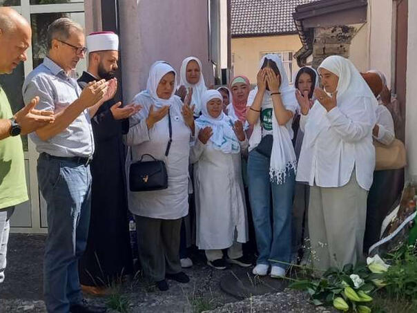 Majke Srebrenice i preživjele žrtve genocida obilaze mjesta masovnih stratišta