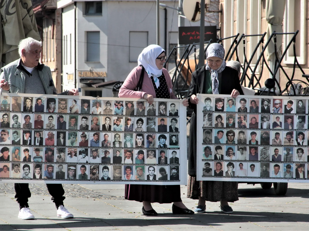 Majke Srebrenice na Trgu slobode u Tuzli: Još tražimo naše najmilije, nećemo odustati