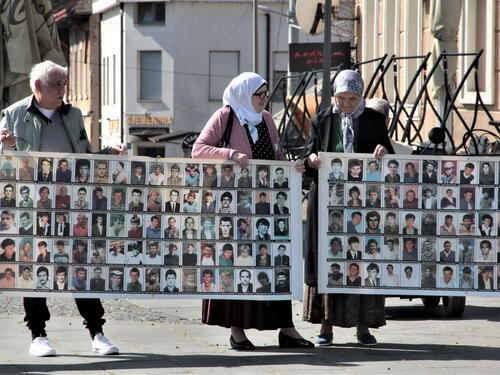 Majke Srebrenice na Trgu slobode u Tuzli: Još tražimo naše najmilije, nećemo odustati