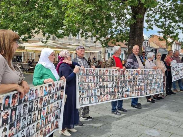 Majke Srebrenice: Pitanje prijevremenog puštanja zločinaca vrijeđa porodice žrtava