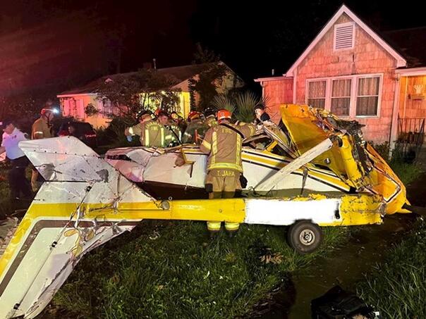 Mali avion se srušio u naselju SAD-a, poginuo pilot