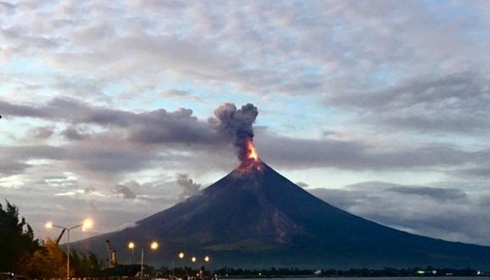 Mali filipinski vulkan izbacuje kilometar uvis paru i pepeo