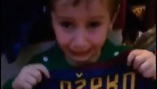 Mali navijač Rome za Božić dobio Džekin dres, reakcija neprocjenjiva