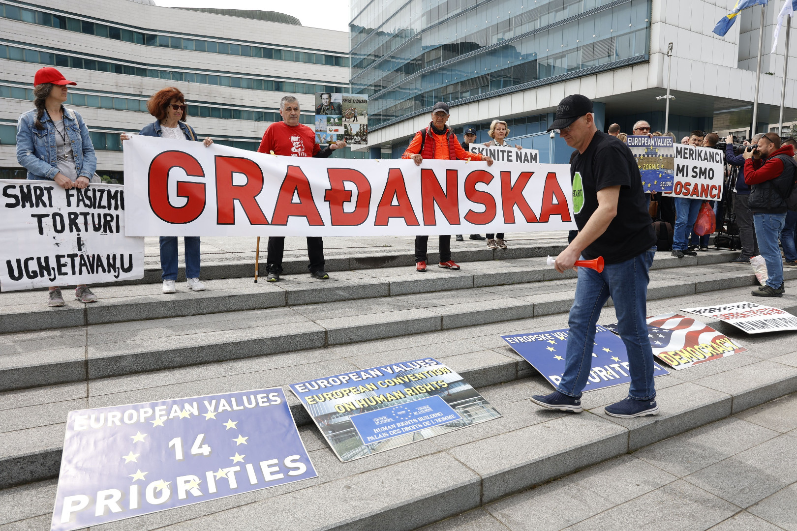 Mali odziv građana na protestu ispred Parlamenta BiH