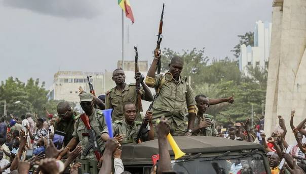 Mali: Pobunjeni vojnici uhapsili predsjednika i premijera