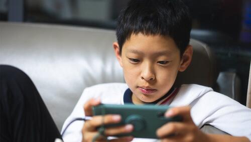 Maloljetnici u Kini će smjeti koristiti mobitel maksimalno dva sata dnevno