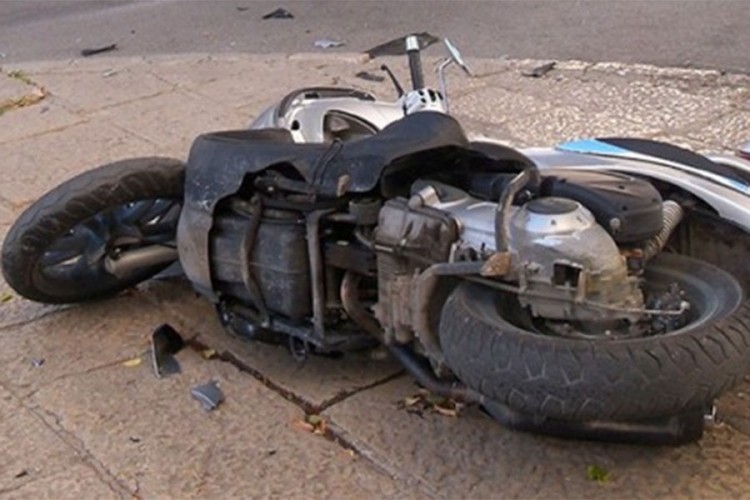 Maloljetni motociklista povrijeđen u sudaru sa BMW-om