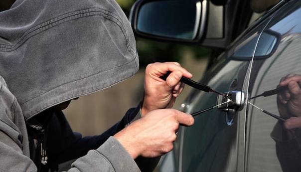 Maloljetnici ukrali automobil i izazvali dvije saobraćajne nesreće