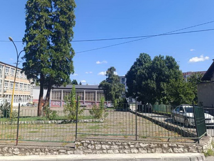 Incident u Tuzli: Maloljetnik izboden nožem ispred škole Kreka