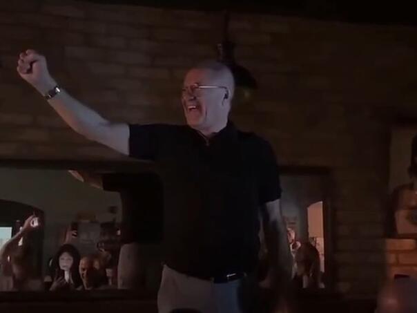 Mamićev show u Mostaru: Zbog sevdalinke na stolu