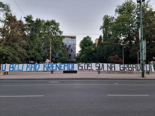 Manijaci istakli parolu ispred spomenika kralju Tvrtku: Svi na Grbavicu!