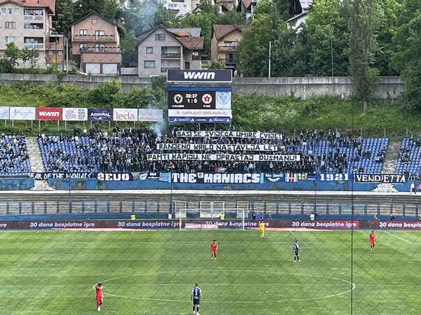 Manijaci odali počast žrtvama Kapije: Pamti, ne opraštaj dušmanu!