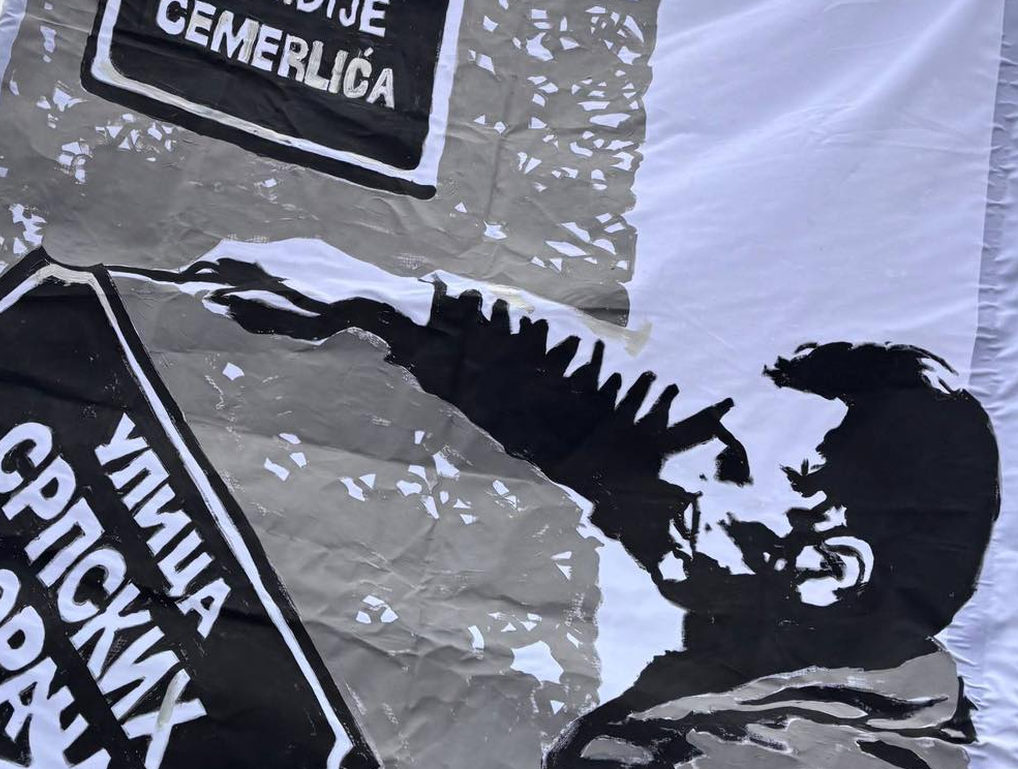 Manijaci pokazali "spornu" zastavu sa Pecare