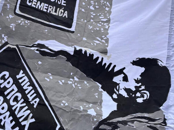 Manijaci pokazali "spornu" zastavu sa Pecare