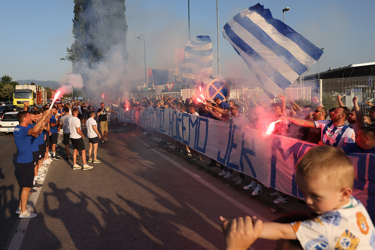 Manijaci spektaklom ispratili igrače Željezničara uoči revanša KL