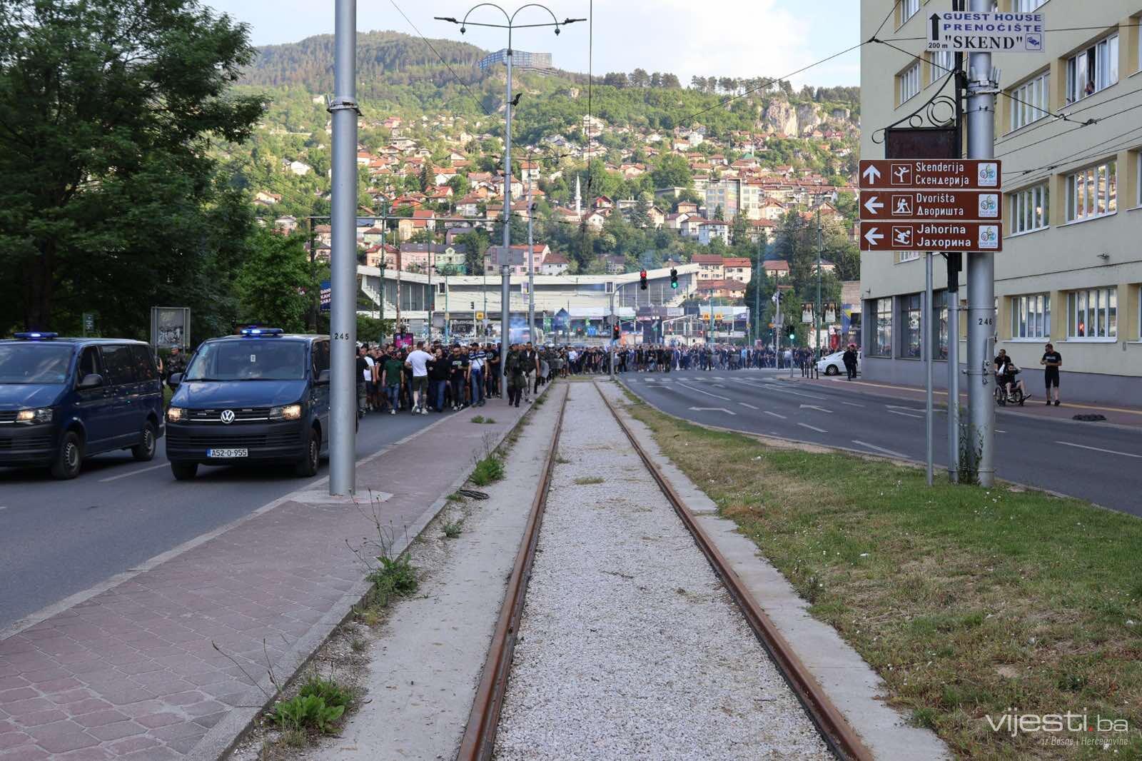 Manijaci u korteu krenuli prema Koševu, pjesma odjekivala ulicama
