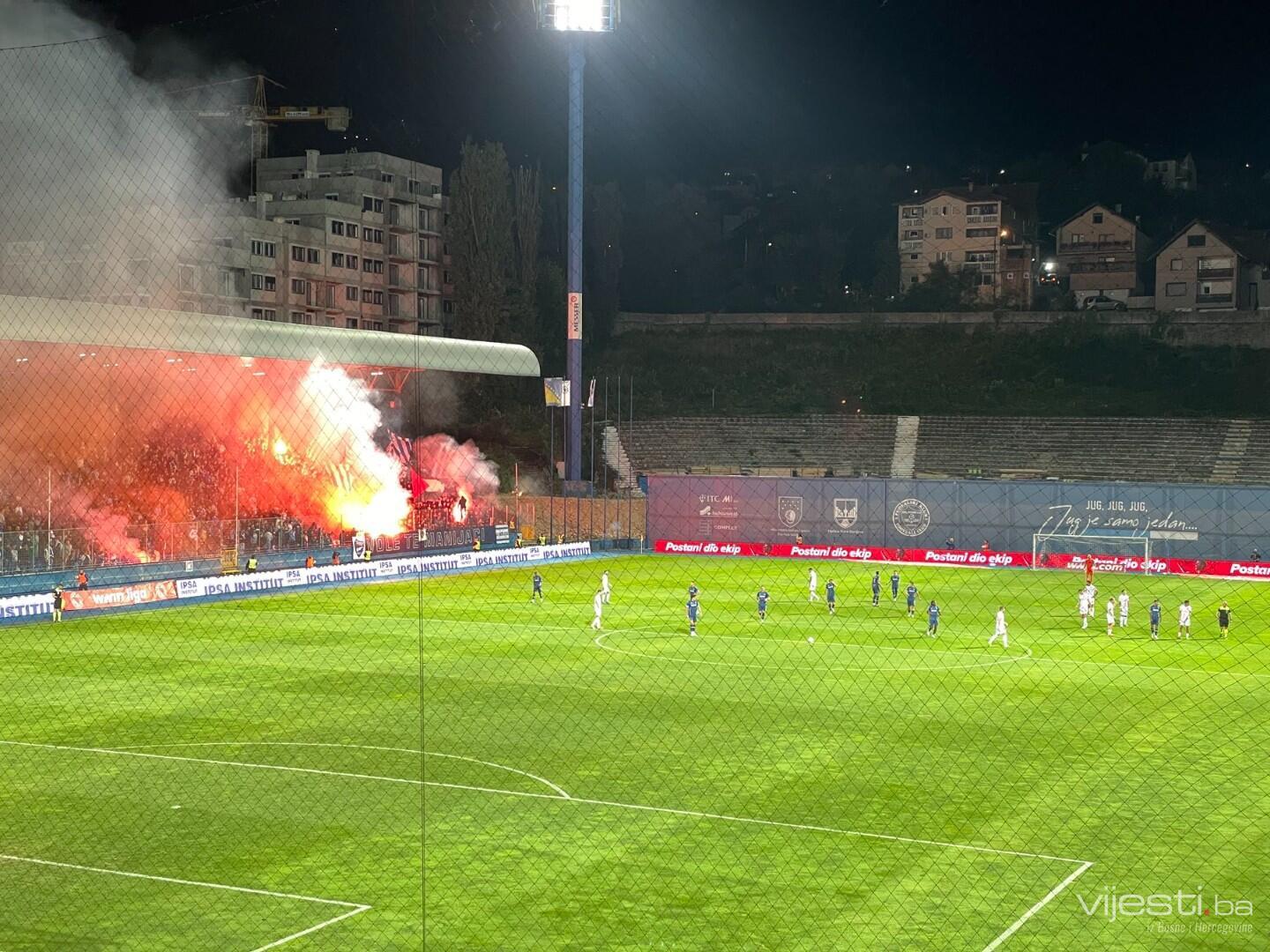 Manijaci utakmicu Željezničar - Zrinjski započeli bakljadom
