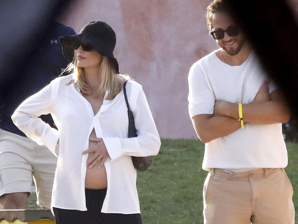 Margot Robbie snimljena na Sardiniji, pokazala trudnički trbuh