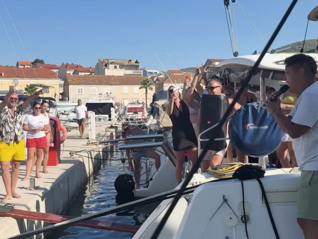 Marija Šerifović zapjevala na jahti, ljudi s okolnih brodova joj se pridružili