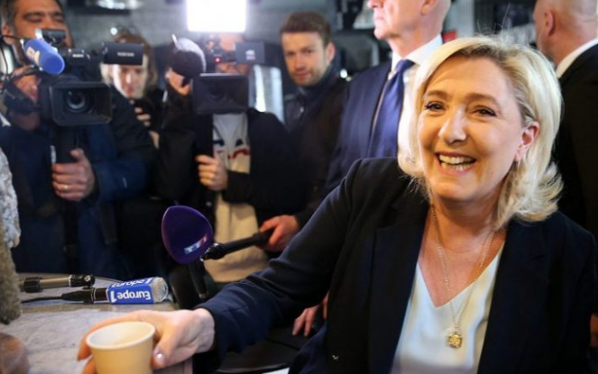 Marine Le Pen pogođena jajetom u lice