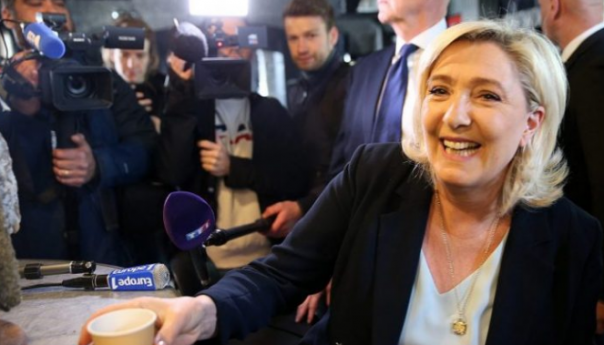 Marine Le Pen pogođena jajetom u lice