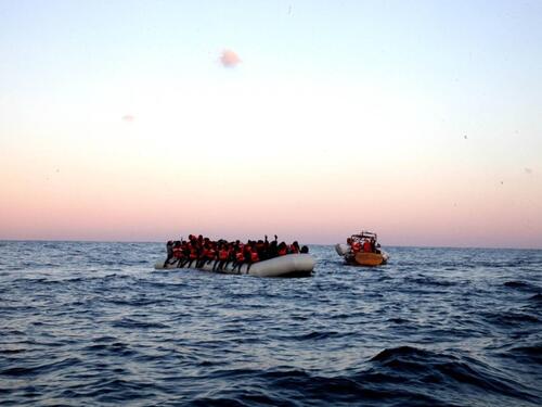 Marokanska mornarica spasila 122 migranta u brodici na putu ka Španiji
