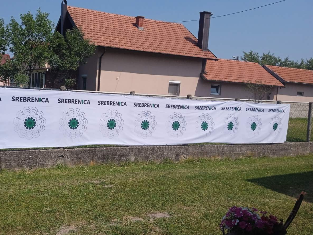 Marš mira s novim simbolom: 11 preživjelih nose zastavu s 11 cvjetova za 11. juli