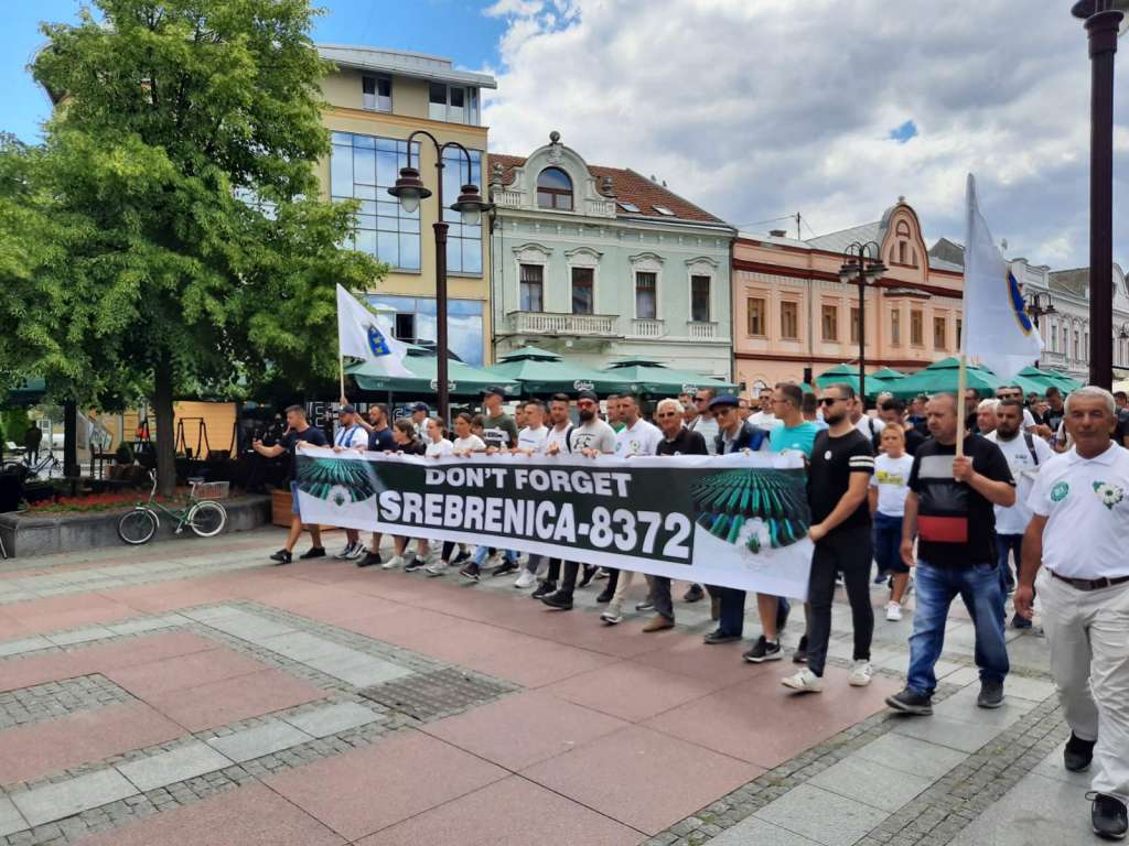 Maršom i prigodnim programom obilježena 27. godišnjica genocida u Srebrenici