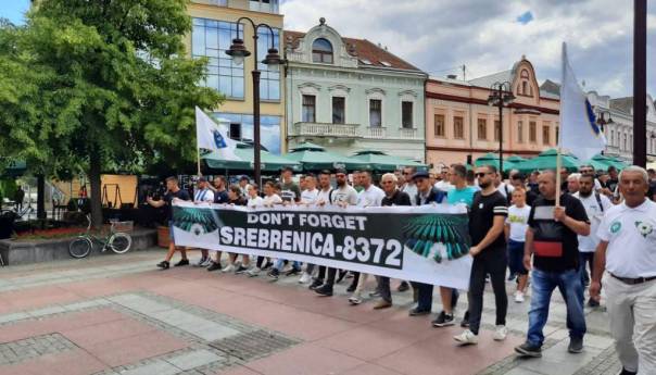 Maršom i prigodnim programom obilježena 27. godišnjica genocida u Srebrenici