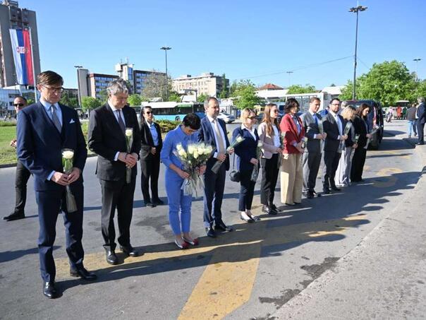 Marta Kos u Novom Sadu odala poštu stradalima u padu nadstrešnice