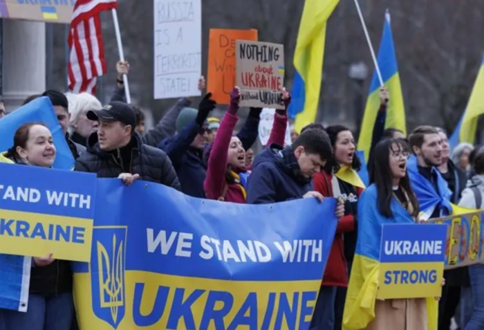 Masa Amerikanaca protestuje nakon skandala u Bijeloj kući, podrška Zelenskom