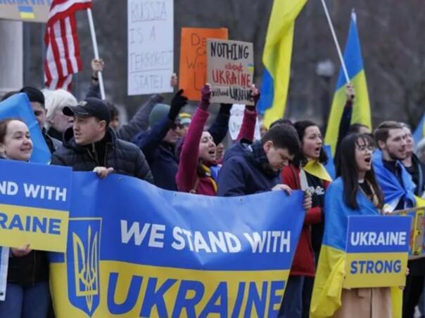 Masa Amerikanaca protestuje nakon skandala u Bijeloj kući, podrška Zelenskom
