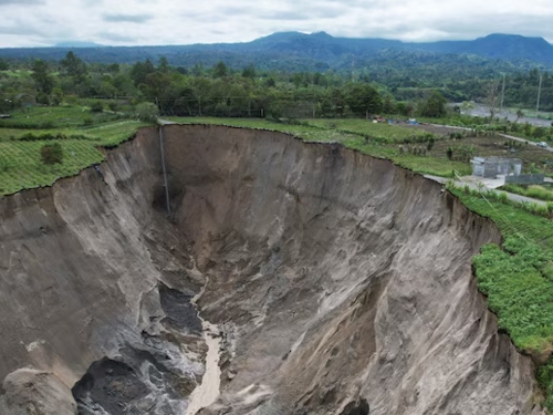 Masivna vrtača širine tri hektara progutala zemljište u Indoneziji