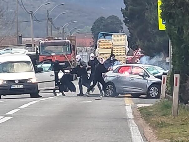 Maskirane osobe palicama i bakljama napale vozača kod Mostara