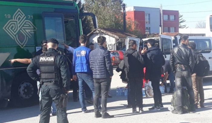 Maskirani migranti prijeteći oružjem izvršili razbojništvo nad sedam osoba
