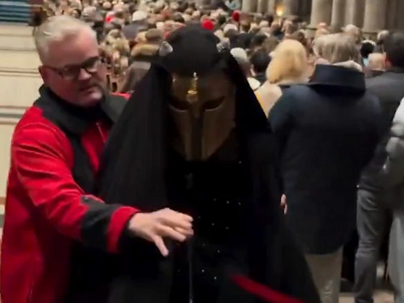 Maskirani muškarac iznenada protrčao kroz Kelnsku katedralu tokom božićne službe