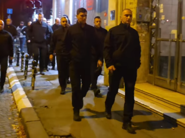 Maskirani muškarci u Ćacilendu, Agelast udaren pred policijom