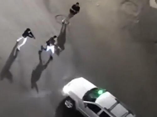 Maskirani naoružani ljudi patroliraju Caracasom, novinari zadržavani