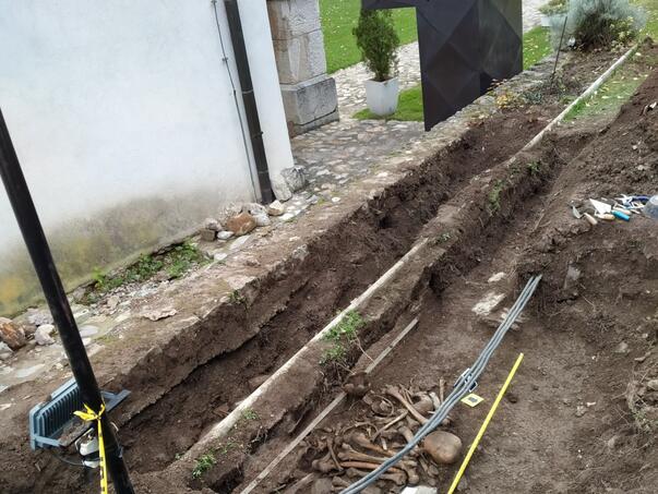 Masovna grobnica u Novom Goraždu u dvorištu pravoslavne crkve