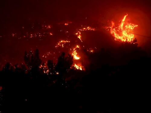 Masovne evakuacije turista zbog požara na Kreti, bolnice u pripravnosti