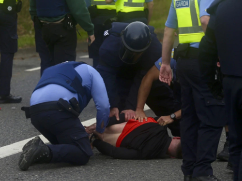 Masovni neredi u S. Irskoj: Policija napadnuta projektilima