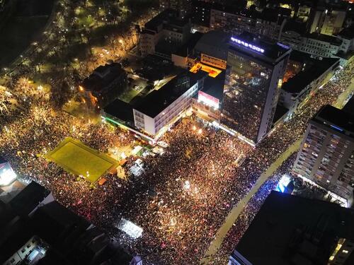 Masovni protest u Nišu završio 15-minutnom šutnjom za 15 poginulih u Novom Sadu