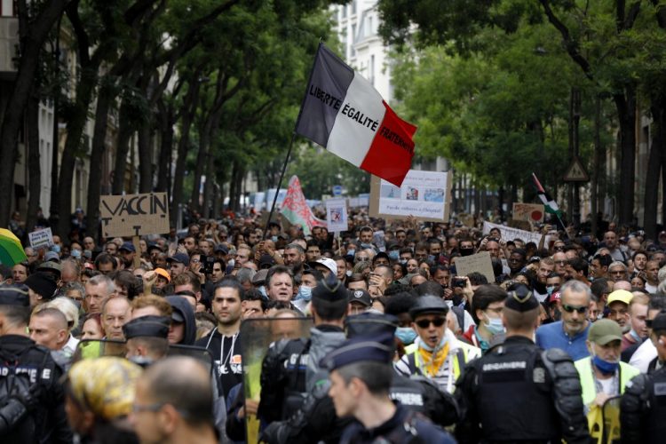 Masovni protesti u Francuskoj zbog oštrih mjera, napadnuti centri za vakcinaciju
